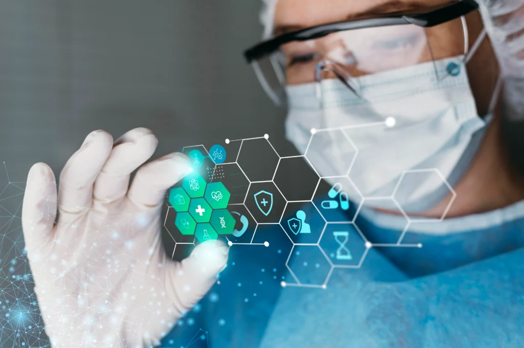 Médico mexendo com tecnologia