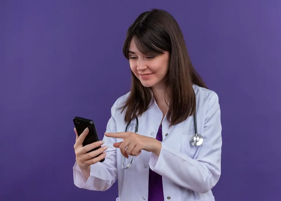 Médica utilizando estratégias digitais
