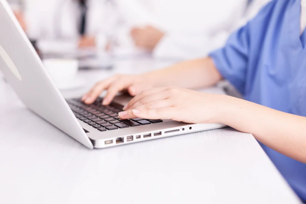 Profissional otimizando SEO para aparecer no Google