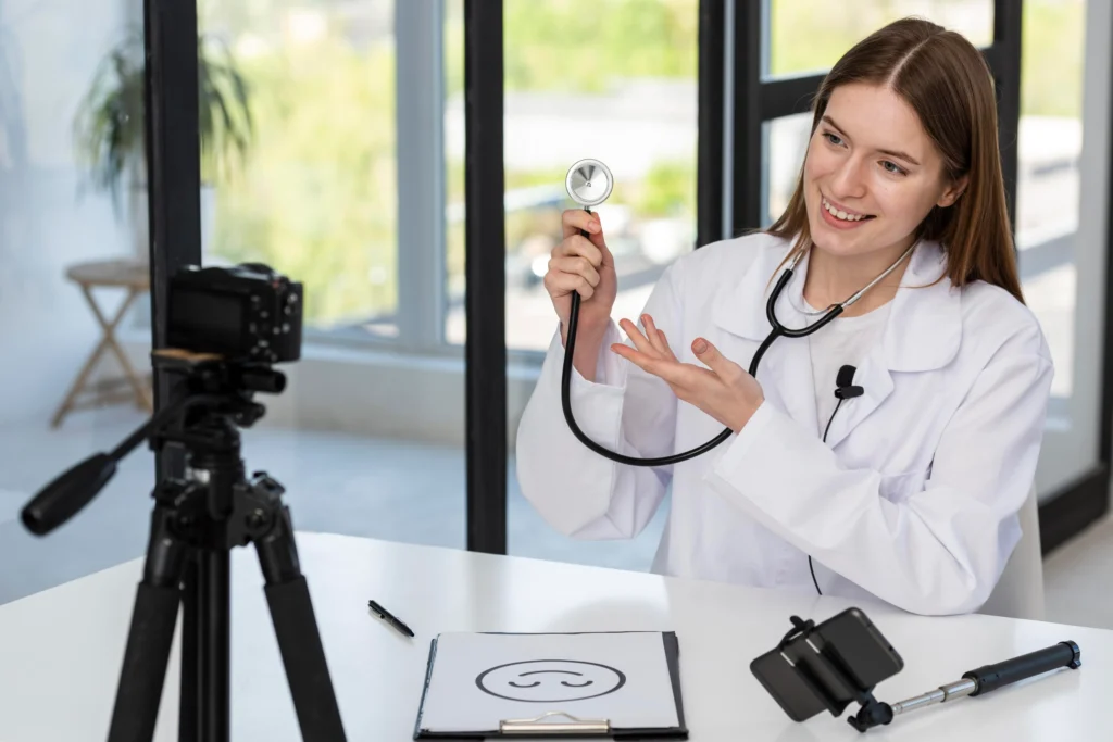 Médico gravando conteúdo educativo para redes sociais de forma ética